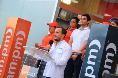 Alcalde César Godoy, participa en inauguración de importante tienda en su municipio