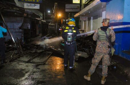 Bomberos sofocan incendio cerca del mercado municipal de San Miguel