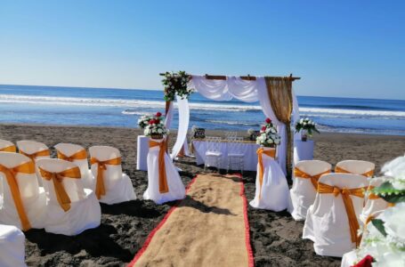 Alcalde de Teotepeque celebra bodas colectivas en playas del municipio