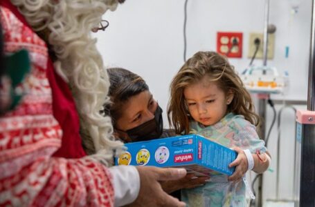 Santa Claus sorprende a niños internados en el Hospital Nacional de Santa Ana