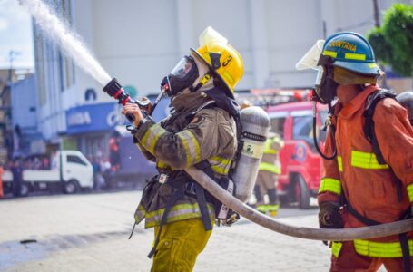 Bomberos sofoca incendio en edificio del Centro Histórico de San Salvador