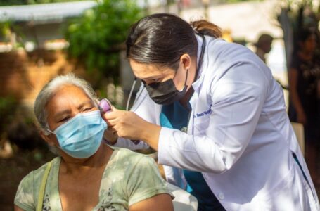 Acercan servicios médicos a residentes del cantón Iscaquilillo de Ahuachapán