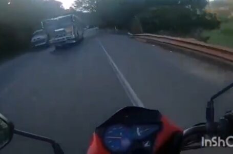 Motociclista escapa de morir luego que autobús invadiera su carril