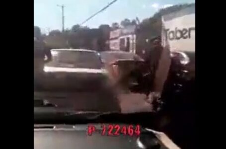 Sujeto golpea a hombre y con su auto embiste una moto en Soyapango