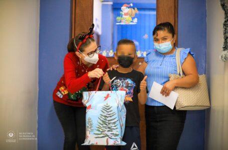 Niños ingresados en Policlínicos Roma y Zacamil reciben juguetes en navidad
