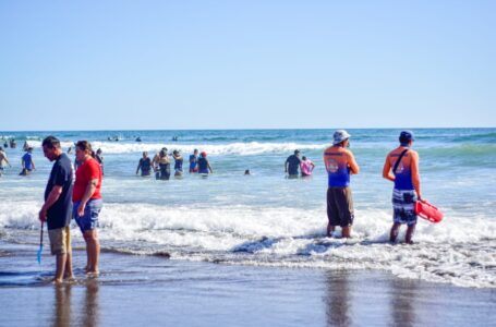Rescatan de ahogarse a hombre en playa El Majahual