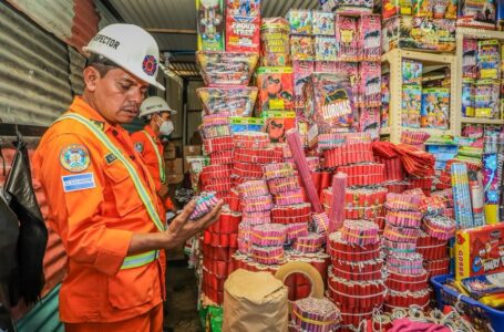 Bomberos inspeccionan si ventas de pólvoras en Soyapango cumplen medidas de seguridad