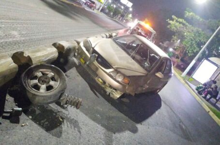 Vehículo se estrella contra separadores en 25 Avenida Sur, San Salvador