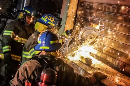 Bomberos combaten incendio de grandes proporciones en Zona Franca de San Bartolo