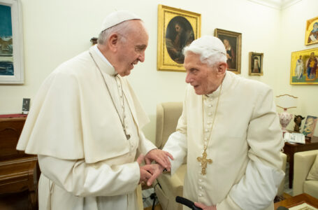 Papa Francisco pide se ore por la salud de Benedicto XVI