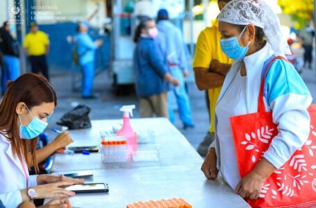 Salud toma pruebas PCR a la población en Ayutuxtepeque, Tecoluca y Sonsonate