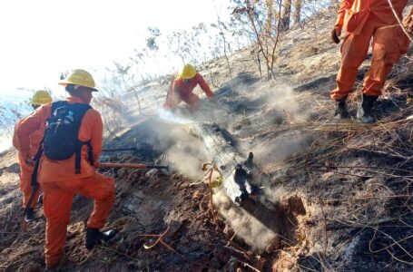 Bomberos liquidan remanentes de incendio en el volcán de San Salvador