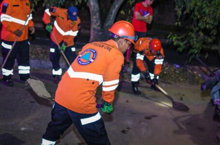 Limpian derrame de aceite en calle a Huizúcar para evitar accidentes