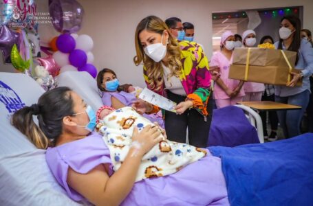 Liana Romero, primera bebé nacida en el ISSS en 2023 recibe reconocimiento económico