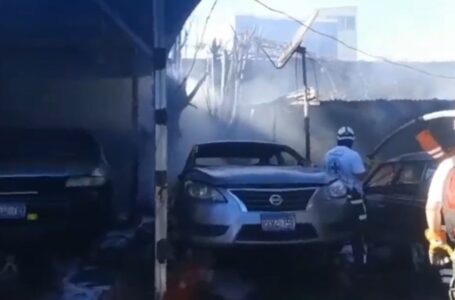Bomberos apaga incendio en taller de vehículos en la 49 avenida sur