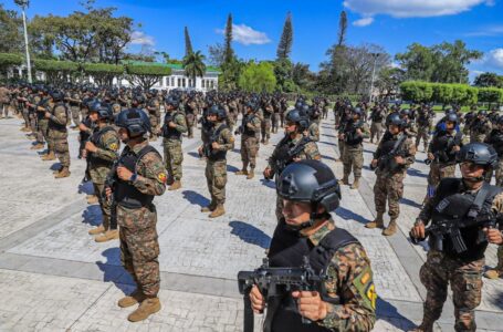 Soldados reciben cascos balísticos y fusiles nuevos para enfrentar a pandilleros