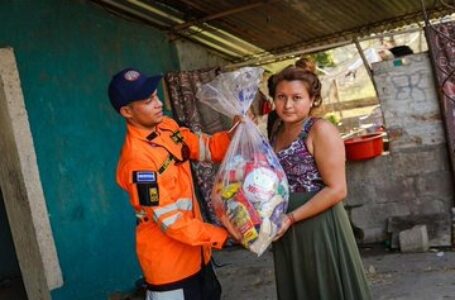 Entregan ayuda alimentaria a familias afectadas por sismos en Ahuachapán