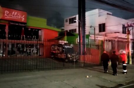 Extinguen un incendio en almacén de ropa sobre el Paseo General Escalón