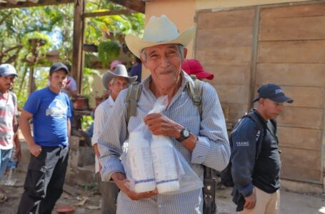 Agricultores de San Vicente reciben insecticida para controlar plagas