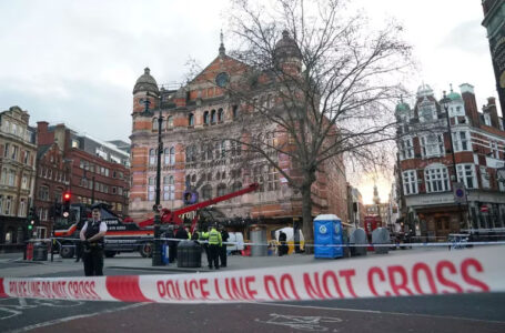Hombre muere aplastado por un baño portátil en Londres