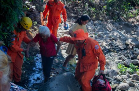 Bomberos rescatan a una anciana que estaba desorienta en el río Tamulasco de Chalatenango