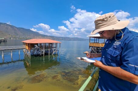 Medio Ambiente monitorea niveles de contaminación en Área Natural Protegida de lago de Coatepeque