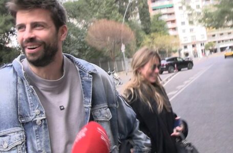 Gerard Piqué ríe luego que Clara Chía chocó con un rótulo al esquivar a la prensa