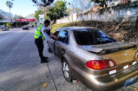 VMT insta a conductores a portar cono y extintor para evitarse infracciones