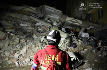 Rescatistas salvadoreños centran búsqueda de posibles sobrevivientes en edificio de Onikisubat, Turquía