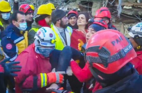 Grupo USAR El Salvador rescata a una mujer y un niño de edificio colapsado en Kharamanmaras, Turquía