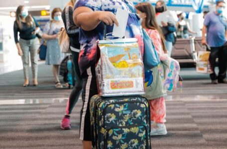 Aerolíneas no van a cobrar extra por llevar una bolsa con alimentos nostálgicos