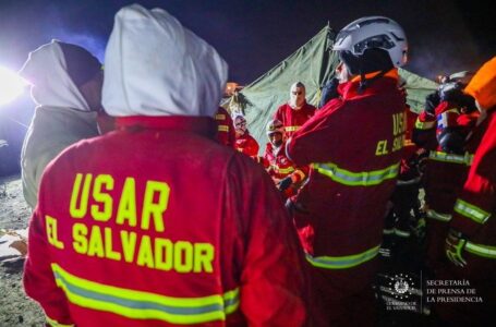 Rescatistas salvadoreños trabajan 24 horas para ubicar personas con vida en Kahramanmaraş