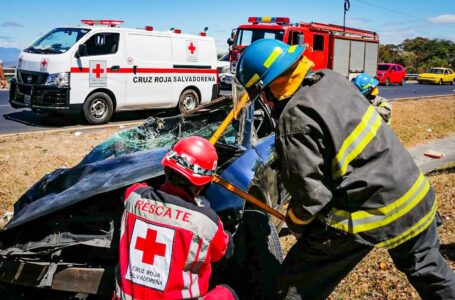 Bomberos rescatan a hombre que quedó atrapado dentro de su vehículo