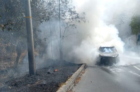 Incendio destruye un vehículo en El Congo, Santa Ana