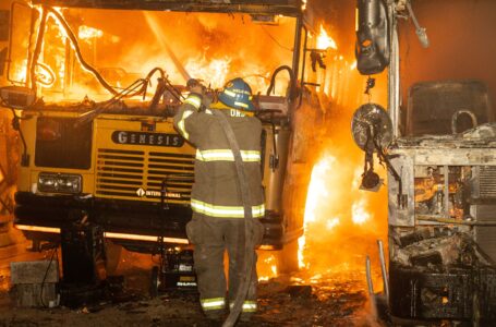 Buses se incendian en un taller de Quezaltepeque