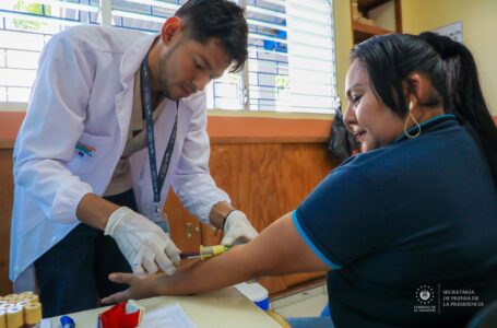 ISBM beneficia a maestros con jornada de salud en Ahuachapán