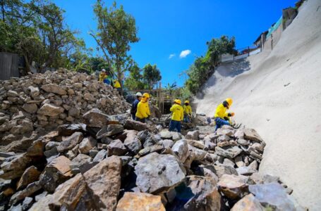 Estabilizan muro en Brisas de San Bartolo para proteger a familias