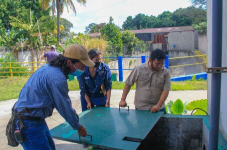 Inspeccionan descargas de aguas residuales en la quebrada Sumpa de Soyapango