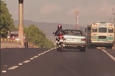 (VIDEO) Motociclista colisiona con vehículo en plena carretera y sale ilesa