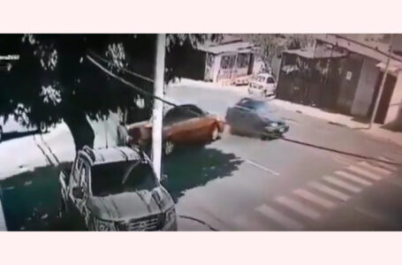 Conductor choca contra vehículo y escapa dejando a madre e hijo lesionados