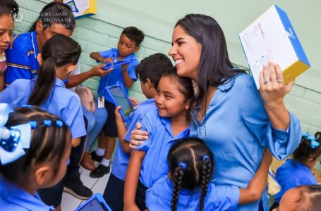 Primera Dama entrega tablets a niños de escuela en el Puerto de La Libertad