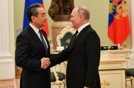 Putin se reúne con alto diplomático chino, para estrechar los lazos entre Beijing y Moscú