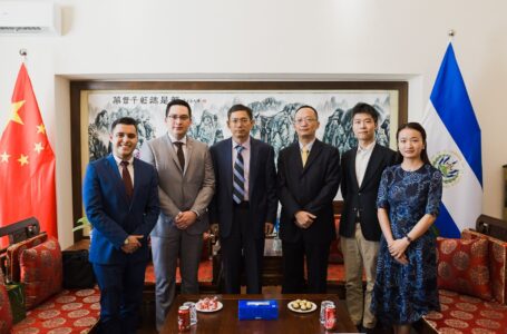Diputado del Parlacen Carlos Hernández se reúne con embajador de China