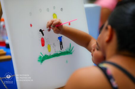 Desarrollan taller de arte y pintura para hijos de salvadoreños trabajando en Estados Unidos
