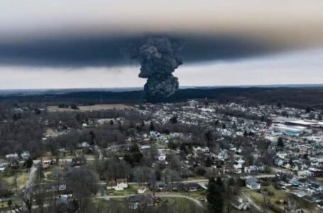 Descarrilamiento de tren en Ohio provoca desastre medioambiental