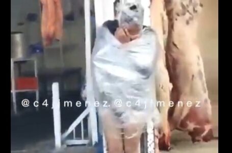 Desnudan, emplayan y golpean a ladrón en el mercado de Nezahualcóyotl, de México