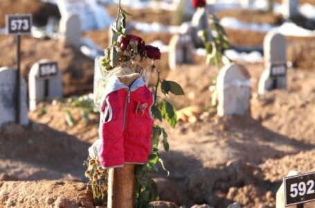 Ropa de bebé, zapatos y boinas dejan en las tumbas de los que murieron en el terremoto de Turquía