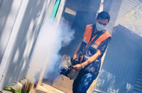 Alcaldía de Zaragoza Fumigan casa por casa para eliminar zancudos en colonia Santa Teresa