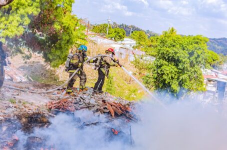 Sofocan incendio en botadero a cielo abierto en reparto La Campanera, de Soyapango