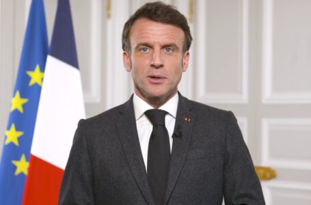 Macron impone reforma de pensiones que aumenta edad de jubilación en Francia